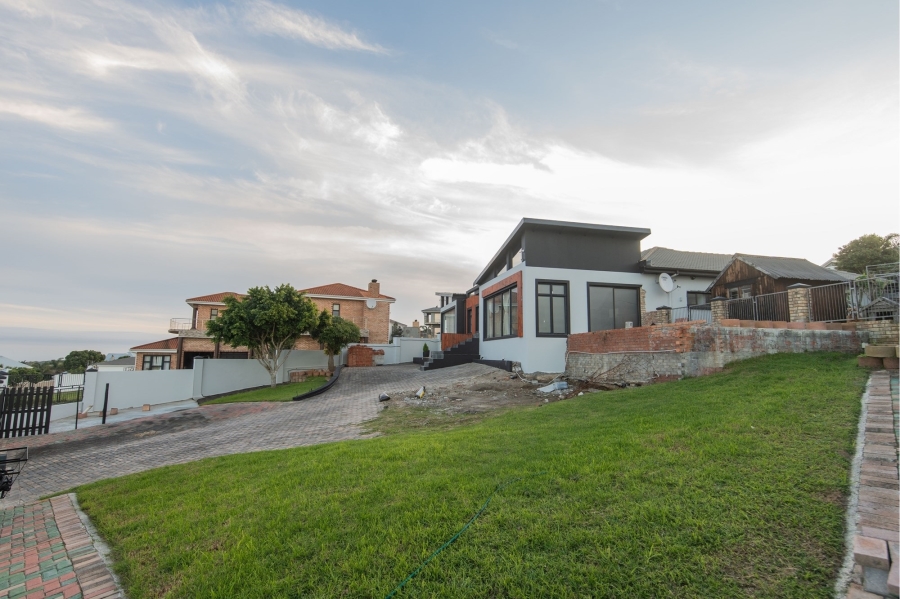 4 Bedroom Property for Sale in Lovemore Heights Estate Eastern Cape